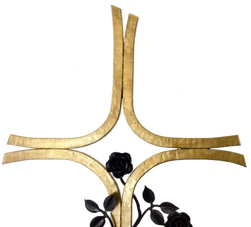 Cruz de hierro farjada a mano con motivo floral.